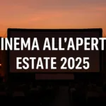 Arena estiva allÃ¢â‚¬â„¢aperto con schermo davanti a un pubblico seduto in piazza al tramonto