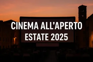 Arena estiva allÃ¢â‚¬â„¢aperto con schermo davanti a un pubblico seduto in piazza al tramonto